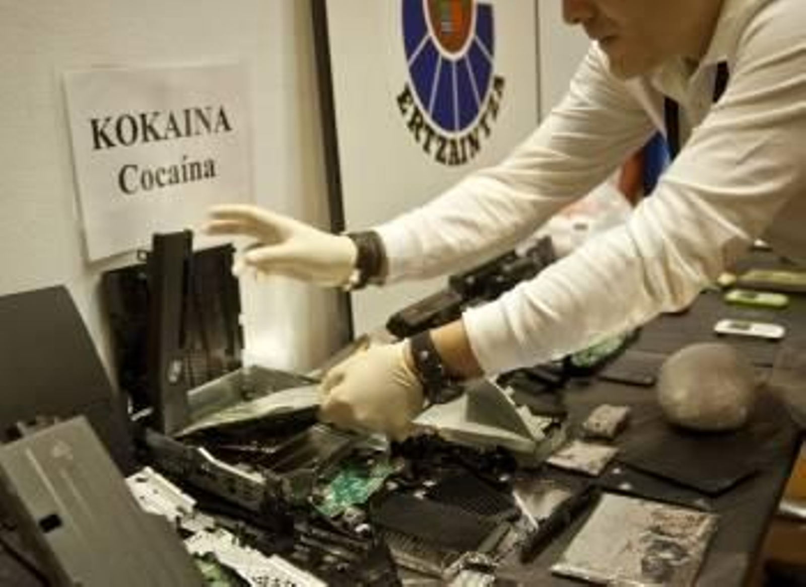 Material incautado por agentes de la Ertzaintza que, en colaboración con la Guardia Civil, han desarticulado en Bizkaia una red que vendía cocaína que traía de Colombia (Foto: EFE)