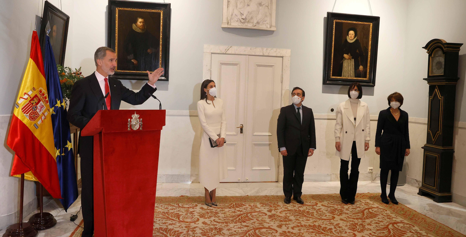 Los reyes de España Felipe y Letizia, acompañados por el ministro de Asuntos Exteriores, José Manuel Albares, la Ministra de Ciencia e Innovación Diana Morant, y la Embajadora de España, Cristina Latorre Sancho, durante el acto en la embajada de España en Estocolmo. EFE/Juanjo Martín