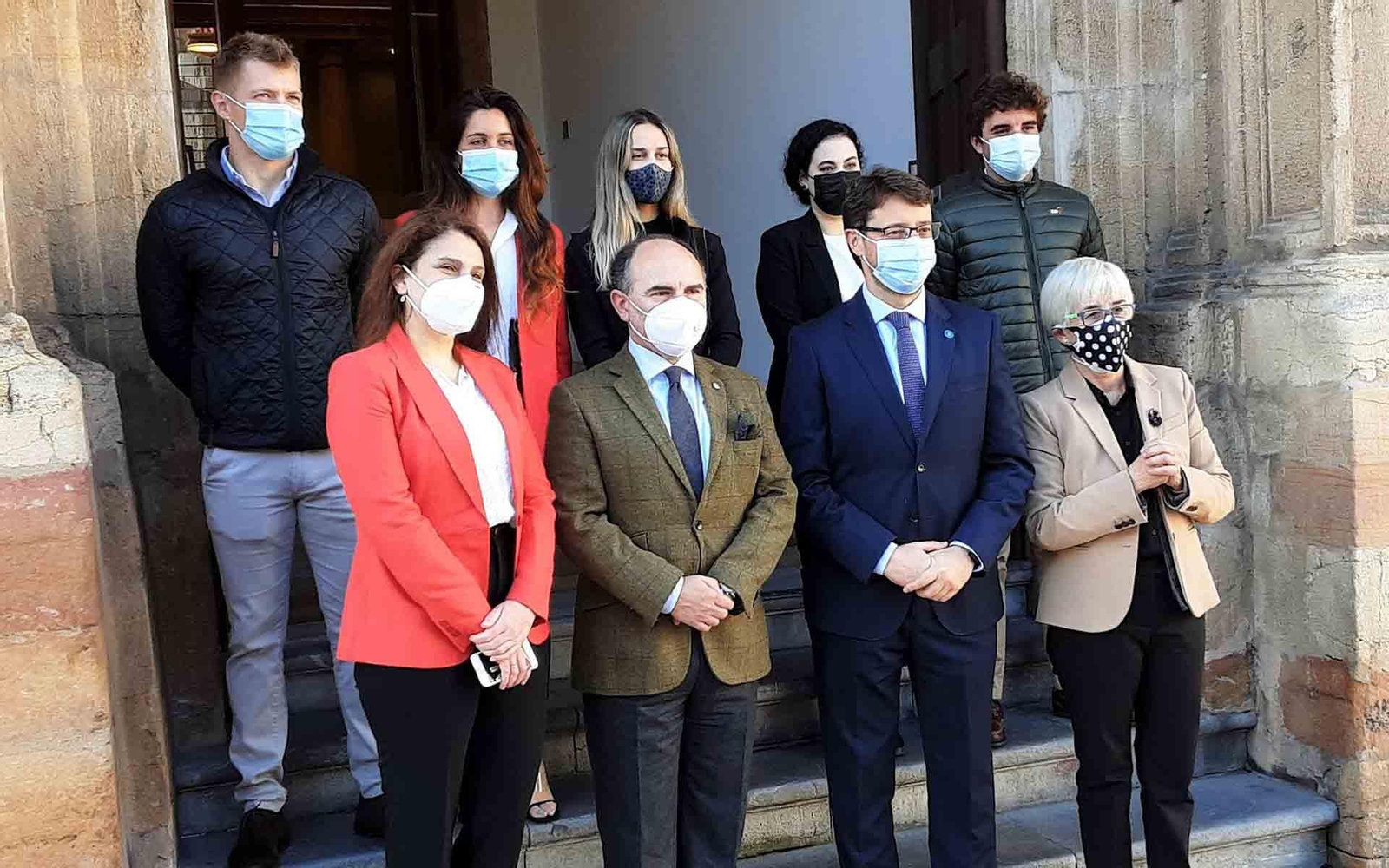 De izqda. a dcha.: Cecilia Bethencourt, directora de la Fundación Universidad de Oviedo; Ignacio Villaverde, rector de la Universidad de Oviedo; Enrique Fernández, consejero de Industria, Empleo y Promoción Económica; Teresa Vigón, directora general de Asturex. En segunda línea, los becarios José de la Campa, Iratxe Villaldea, Celia Estrada, Elma Álvarez y Álvaro Vallaure