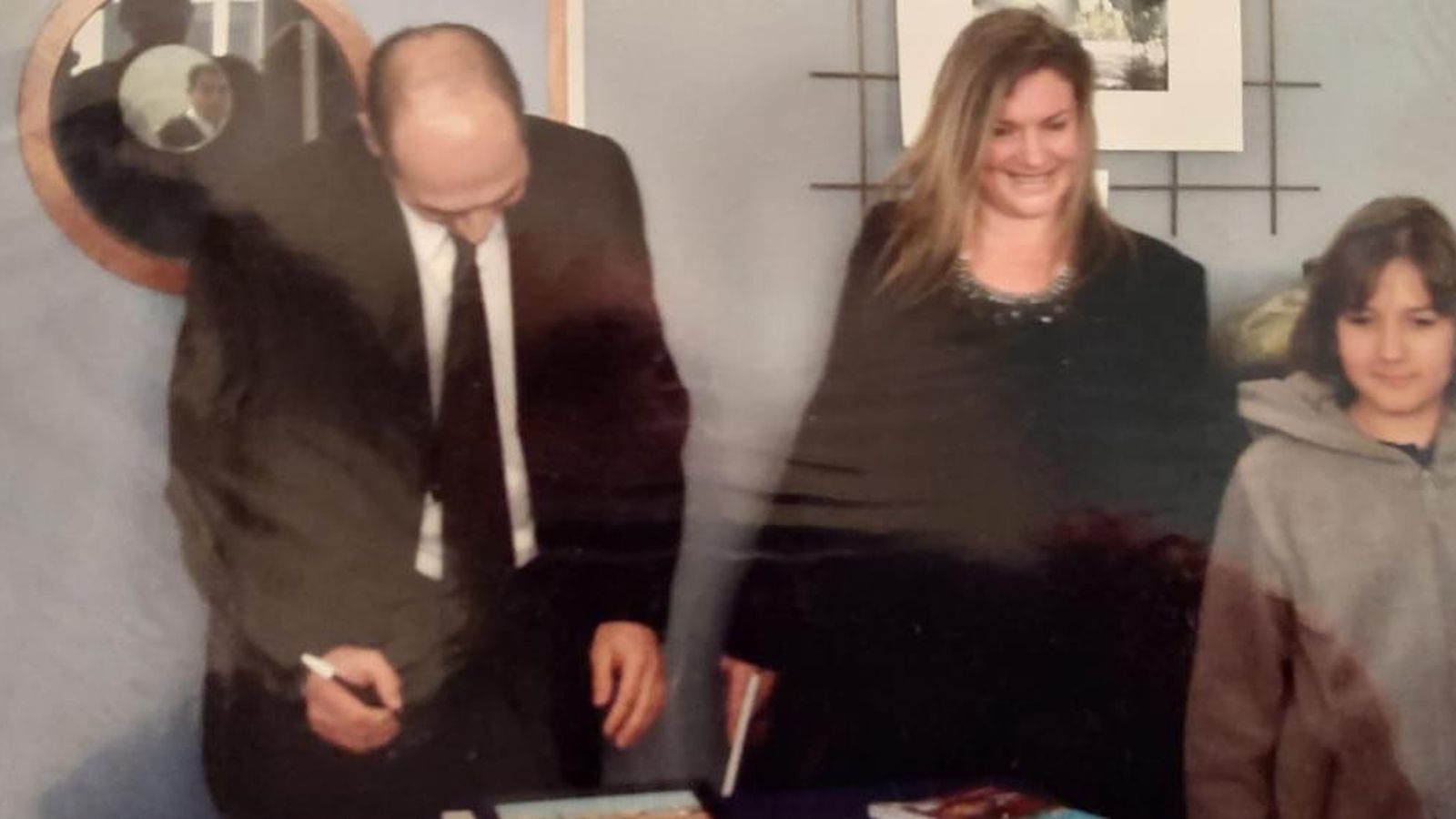 Argentina Eloy. Presentando su primer libro. Con su esposa e hijo web