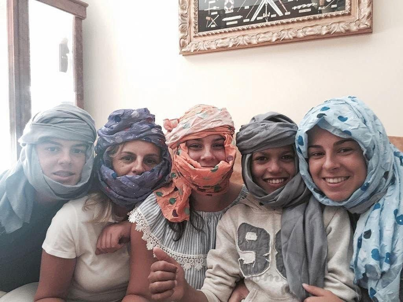 La familia de acogida de Salama con el complemento propio del Sahara