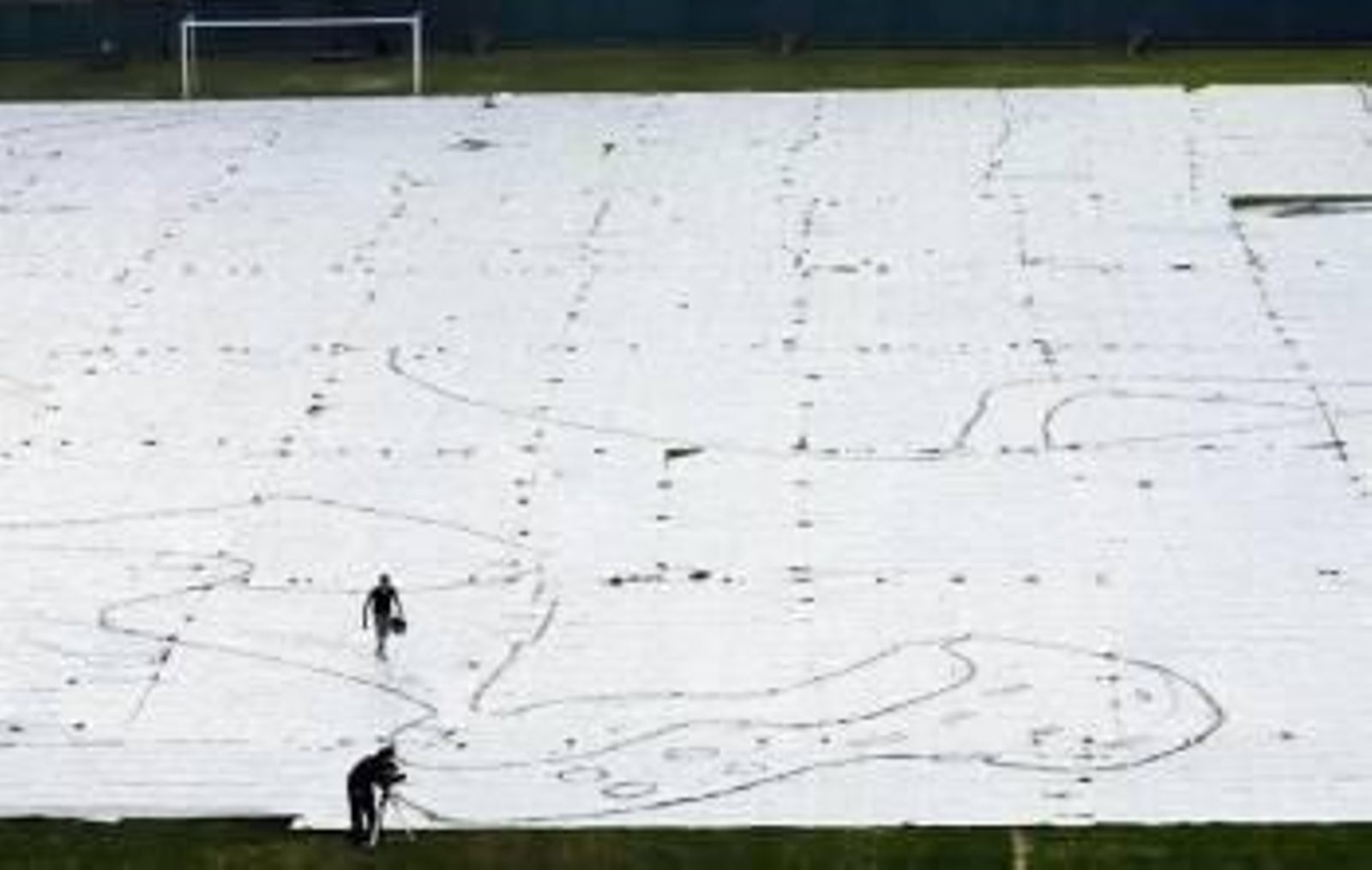El joven artista Federico Heredia desplegó cerca de 9.000 cartulinas hasta formar un gigantesco lienzo en el que trazó el enorme dibujo del ídolo uruguayo, elegido mejor jugador del pasado Mundial de Sudáfrica. Foto: Sandro Pereyra