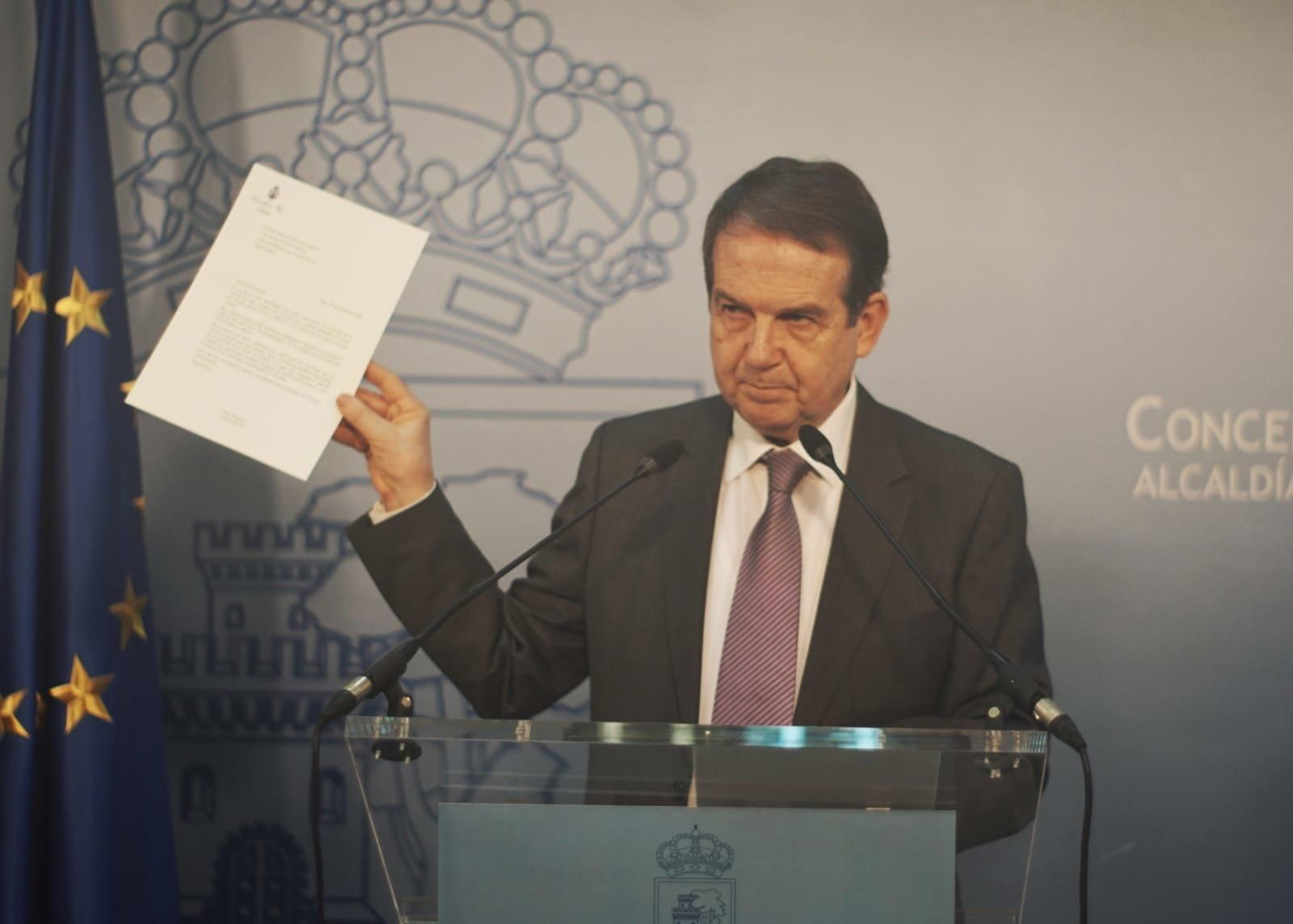 Caballero muestra la carta enviada a Lesmes // Vicente