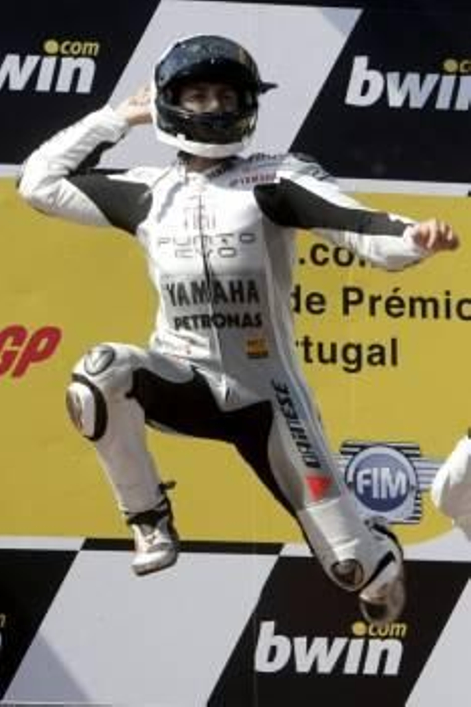 El español Jorge Lorenzo celebra la victoria. (Foto: Ahmad Yusni)