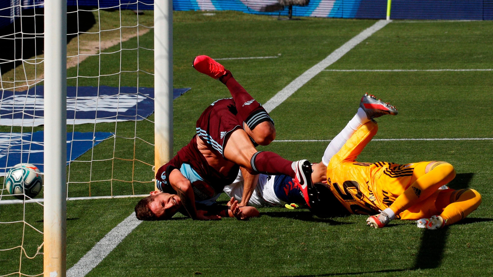 El delantero de Osasuna Enric Gallego (c) marca el 1-1 durante el partido