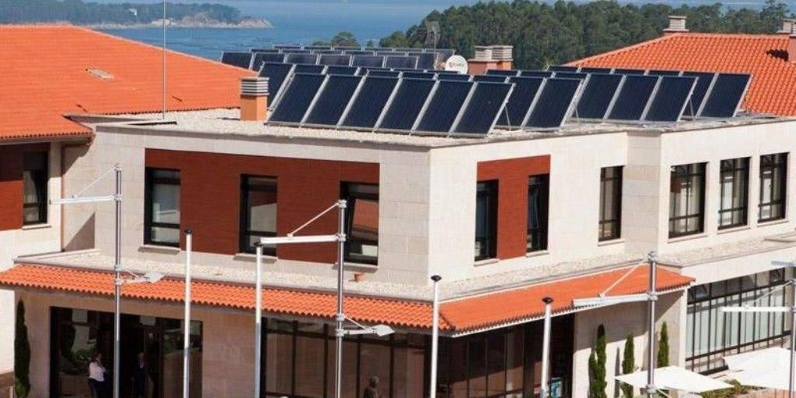 Dos de las residencias de Geriatros en el área de Vigo, arriba Barreiro y abajo en Cangas.