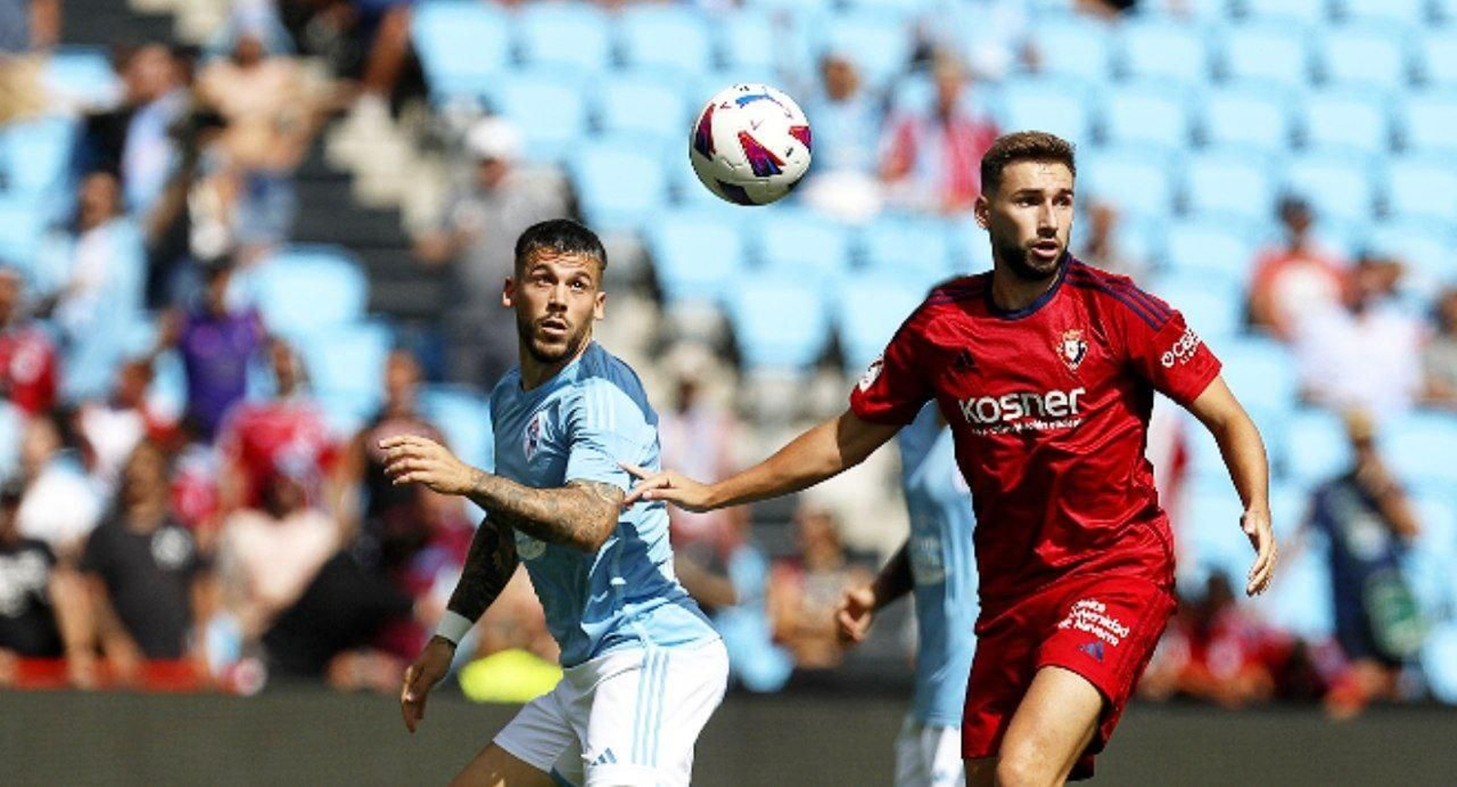 Carles Pérez en busca del balón.