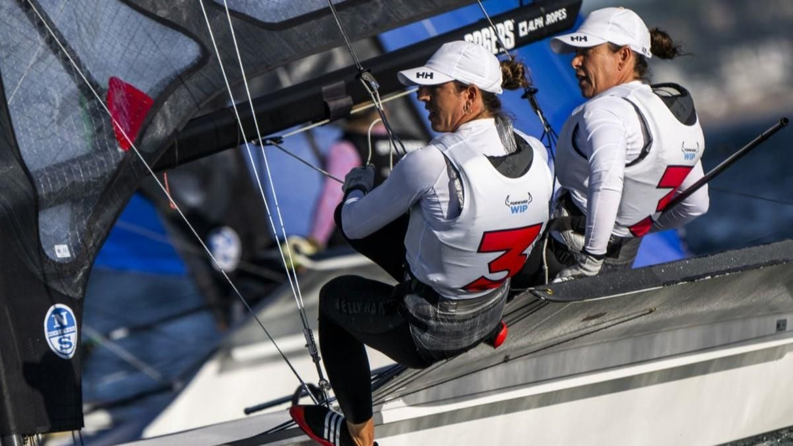 La mallorquina y la pontevedresa (derecha) en un lance de una de las regatas que sí se pudieron disputar en la localida lusa de Vilamoura.