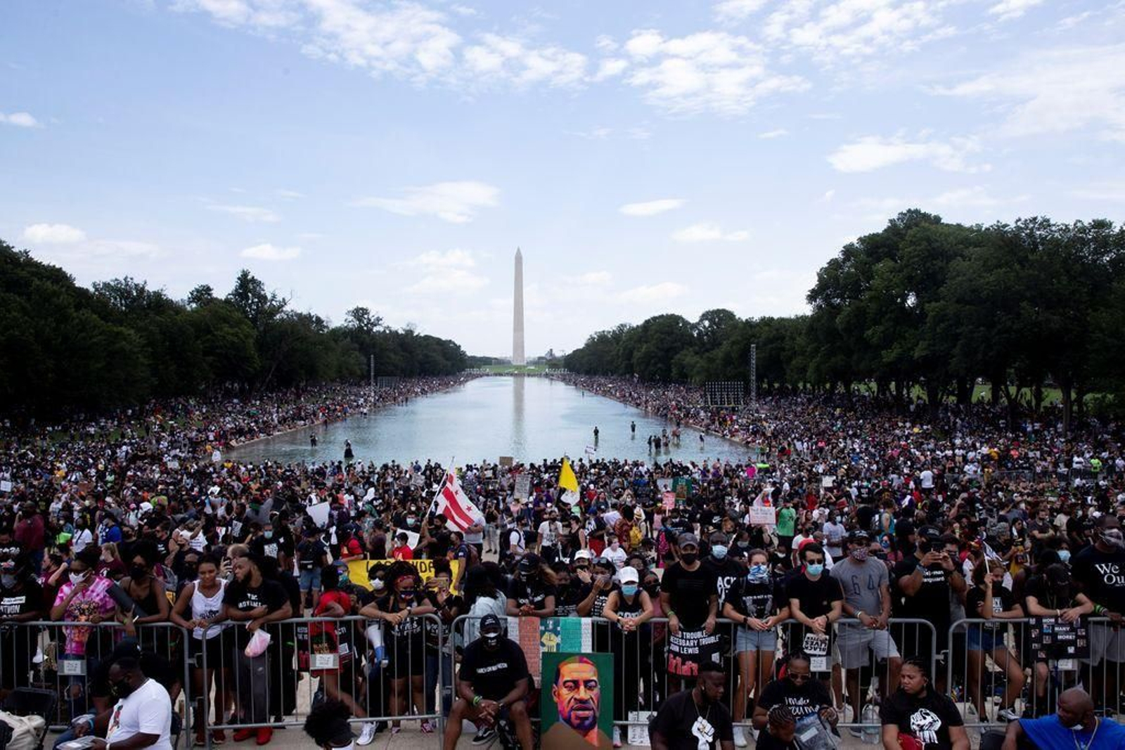 Miles de personas se concentran en el memorial a Lincoln (Washington) por el aniversario del discurso de Luther King.