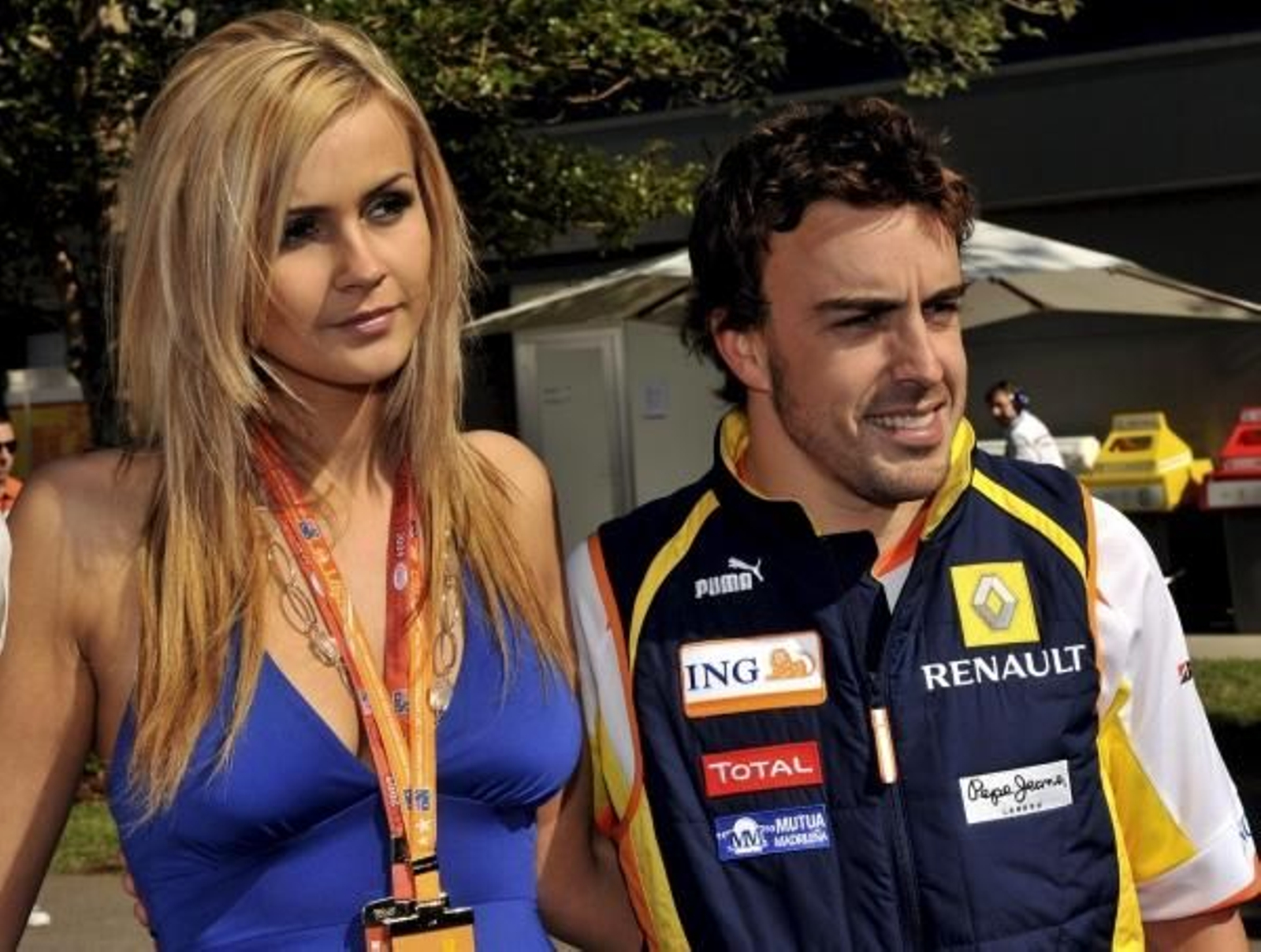 Alonso posa con una modelo.