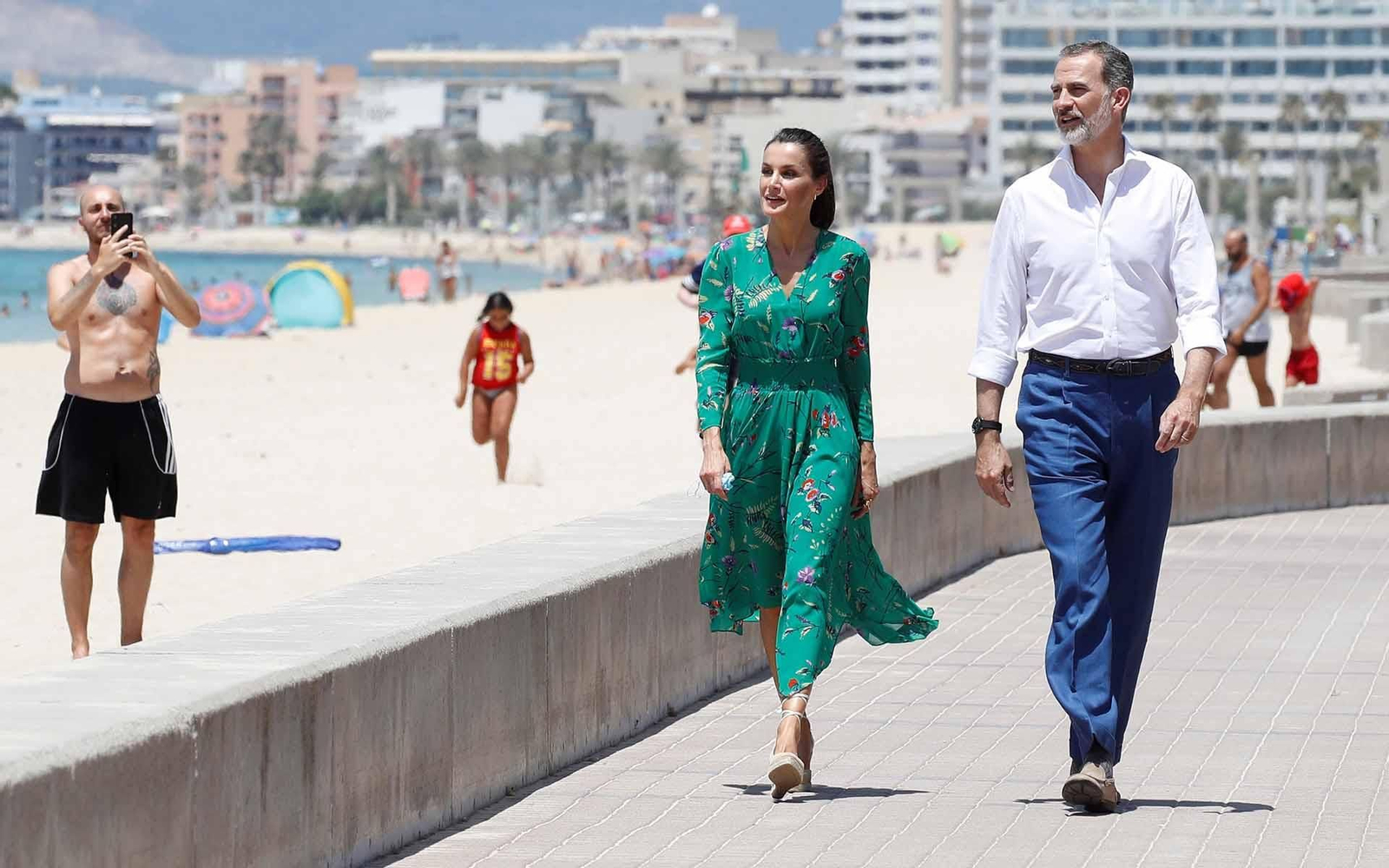 Los reyes durante un paseo por el Paseo Marítimo de El Arenal, en Palma. EFE/Ballesteros