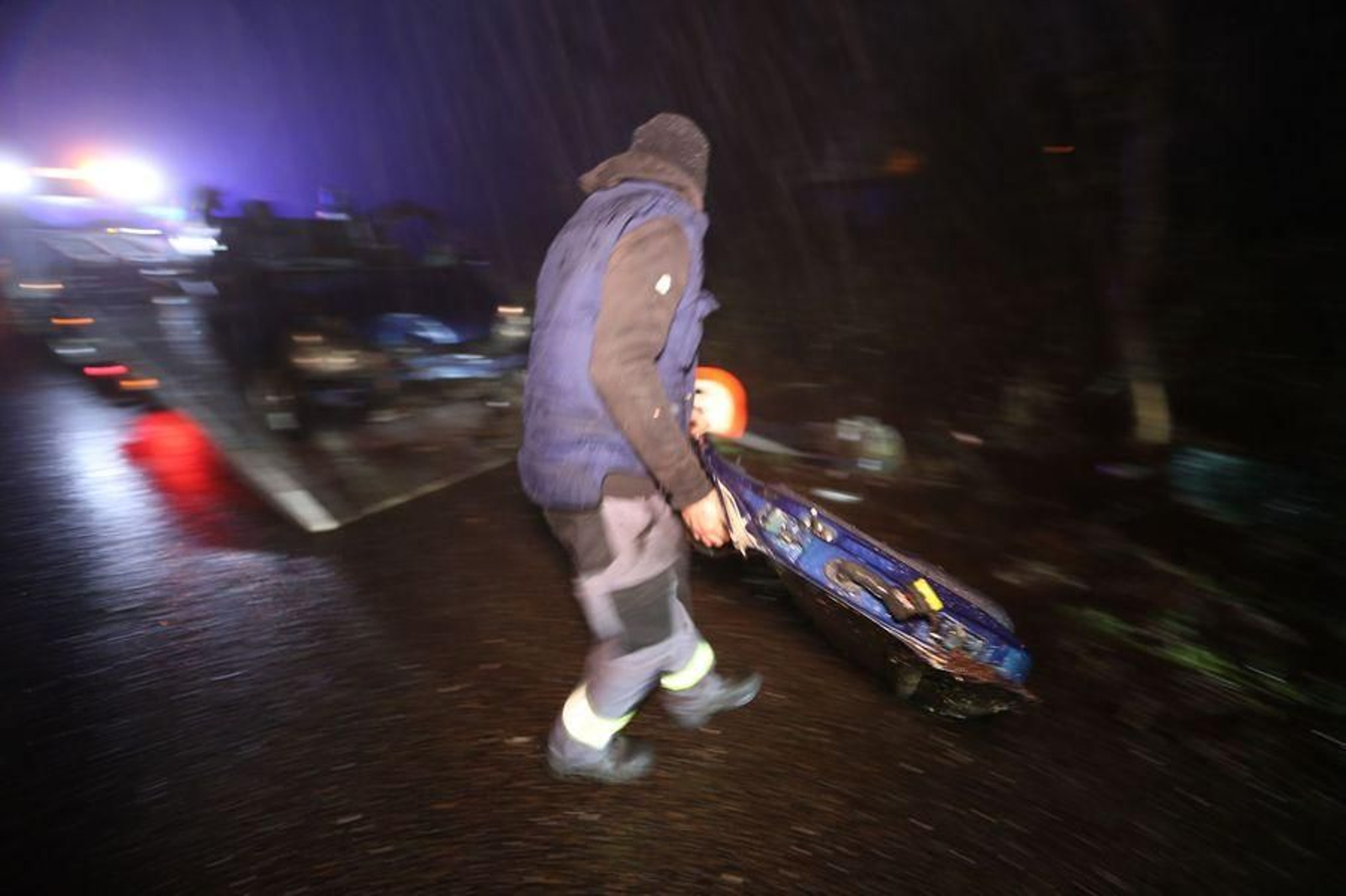 Herida al quedar atrapada en su vehículo tras colisionar contra un poste de la luz en Mos // Alberte