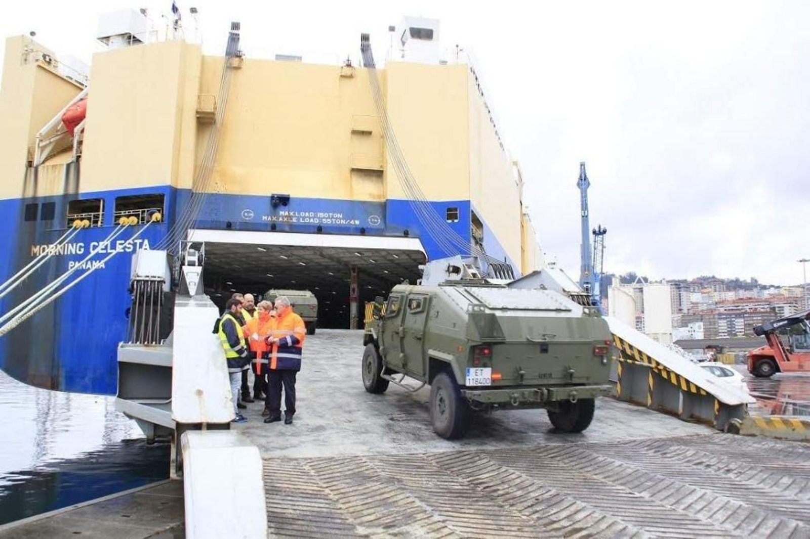 El embarque de uno de los vehículos en Areal.