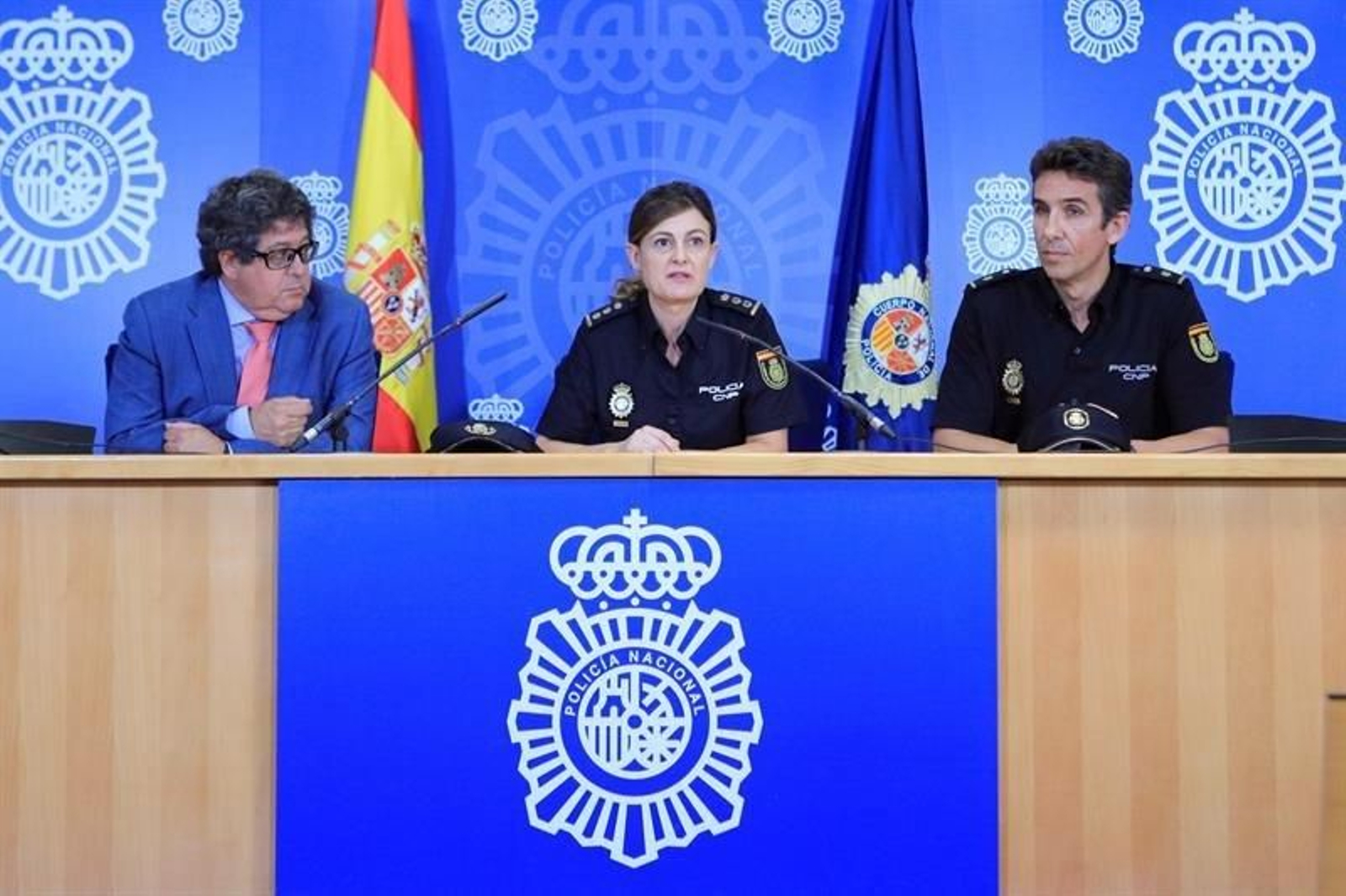 El director de la Agencia Española de Protección de la Salud en el Deporte (AEPSAD), José Luis Terreros (i), la comisaria al mando de la operación Pilar Álvarez, y el miembro del Cuerpo Nacional de Policía Javier Molinero