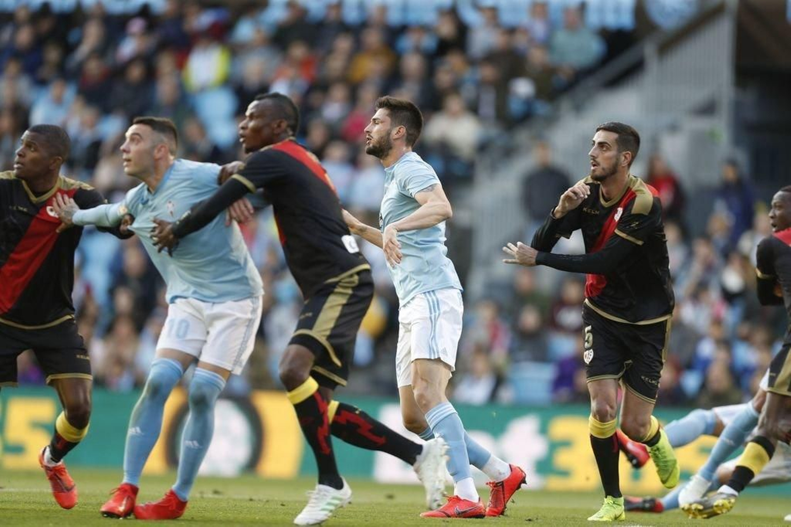 Iago Aspas y Okay Yokuslu esperan un centro en el partido del pasado sábado contra el Rayo Vallecano en Balaídos.
