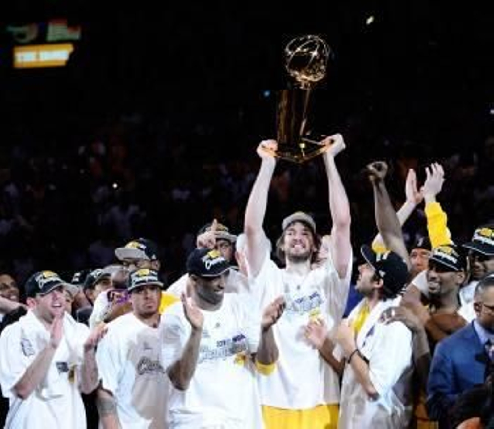 Gasol levanta la copa de campeón de la NBA.