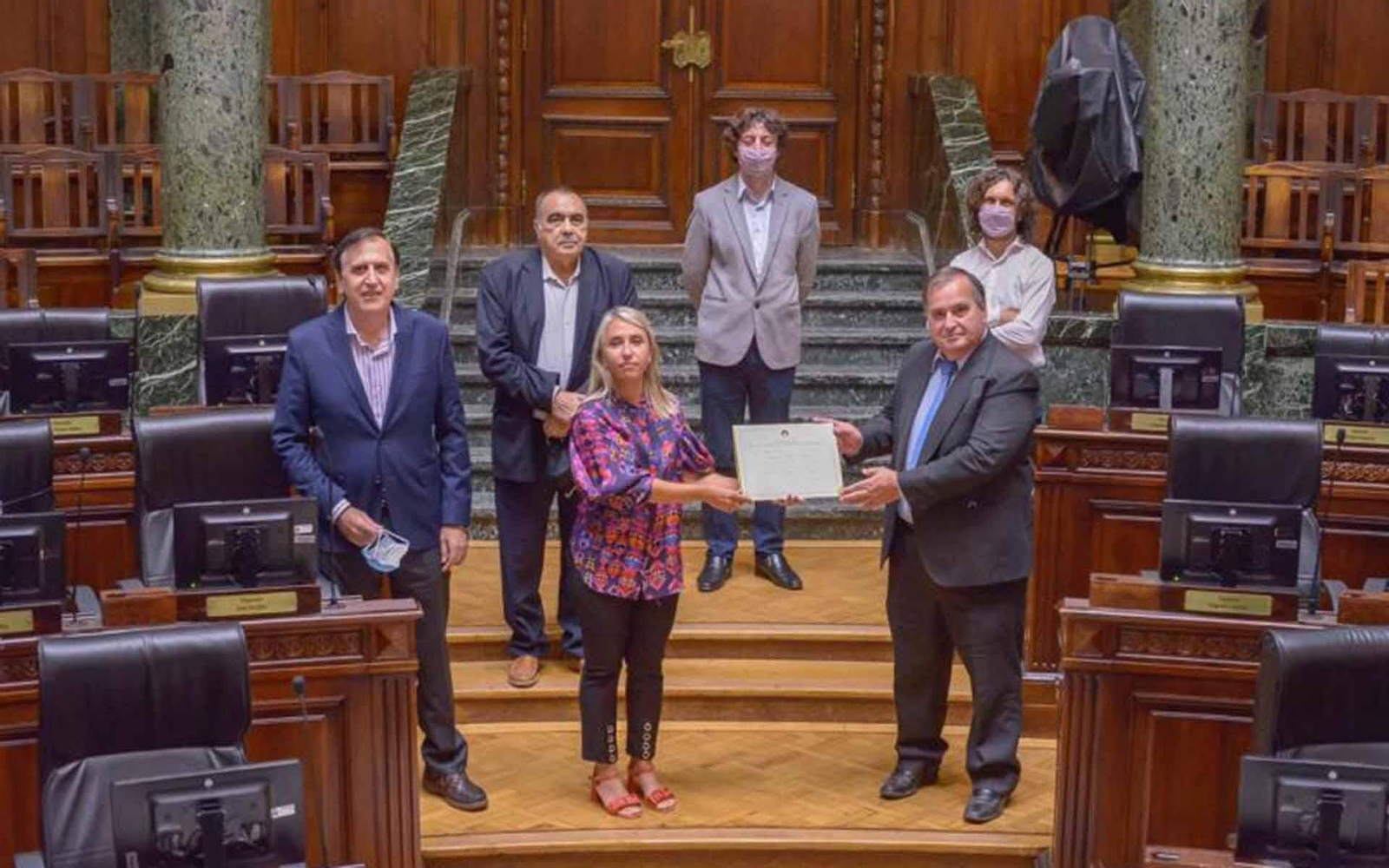 Imagen de la entrega del reconocimiento a la entidad dezana en la capital argentina