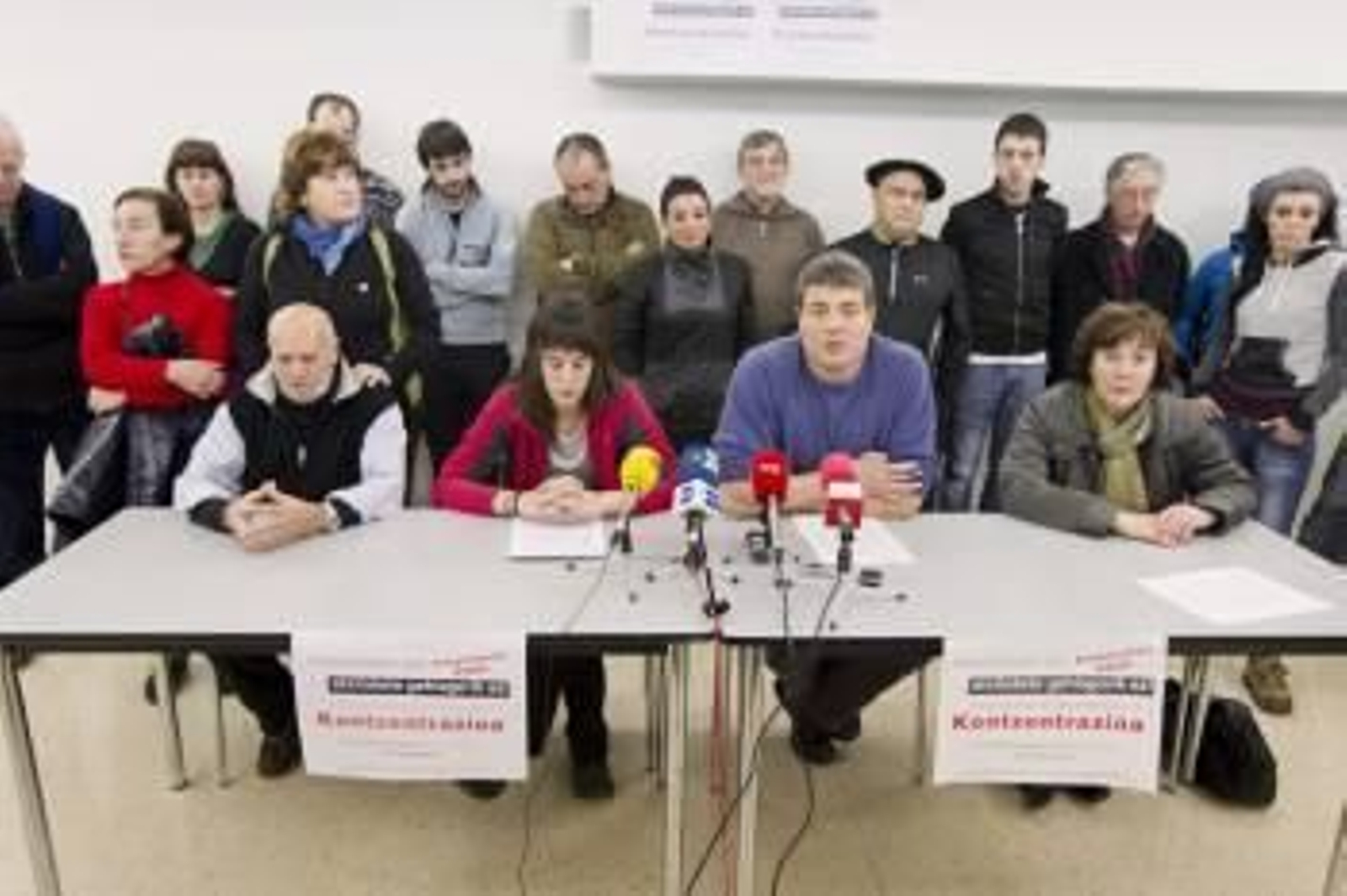 Partidos integrados en Amaiur y varias asociaciones y sindicatos han denunciado en rueda de prensa la detención el pasado sábado en la capital alavesa del miembro de Segi Ekaitz Samaniego y el arresto en Francia del presunto etarra Jon Etxeberria, vincula