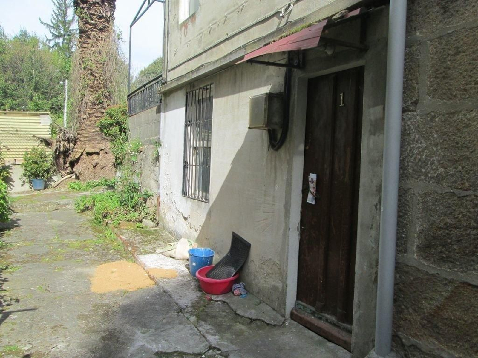 La mancha de sangre dejada por la víctima junto a la puerta de su casa fue cubierta con serrín.