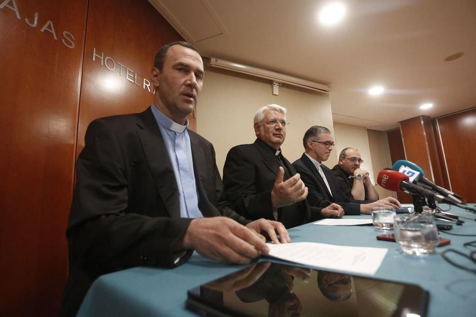 Los sacerdotes miguelianos, ayer pidiendo sanciones.