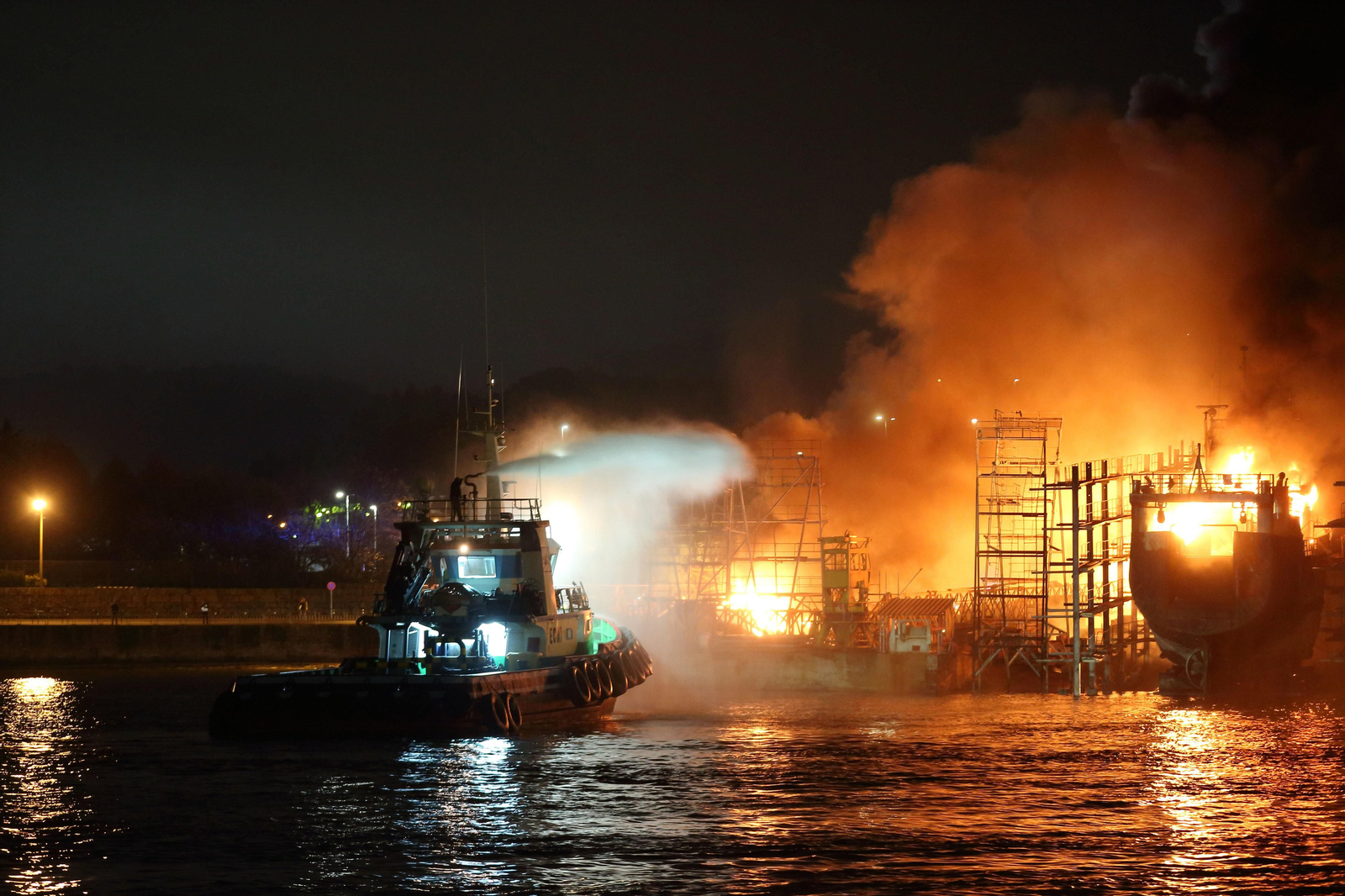 Incendio de un astillero en Marín // Alberte