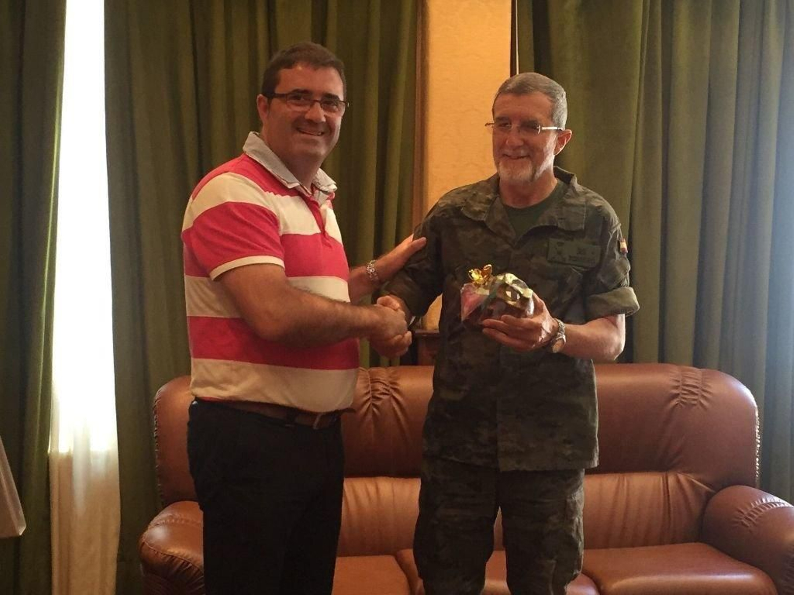Saludo entre el alcalde, Miguel Domínguez, y el General de brigada, Antonio Romero.