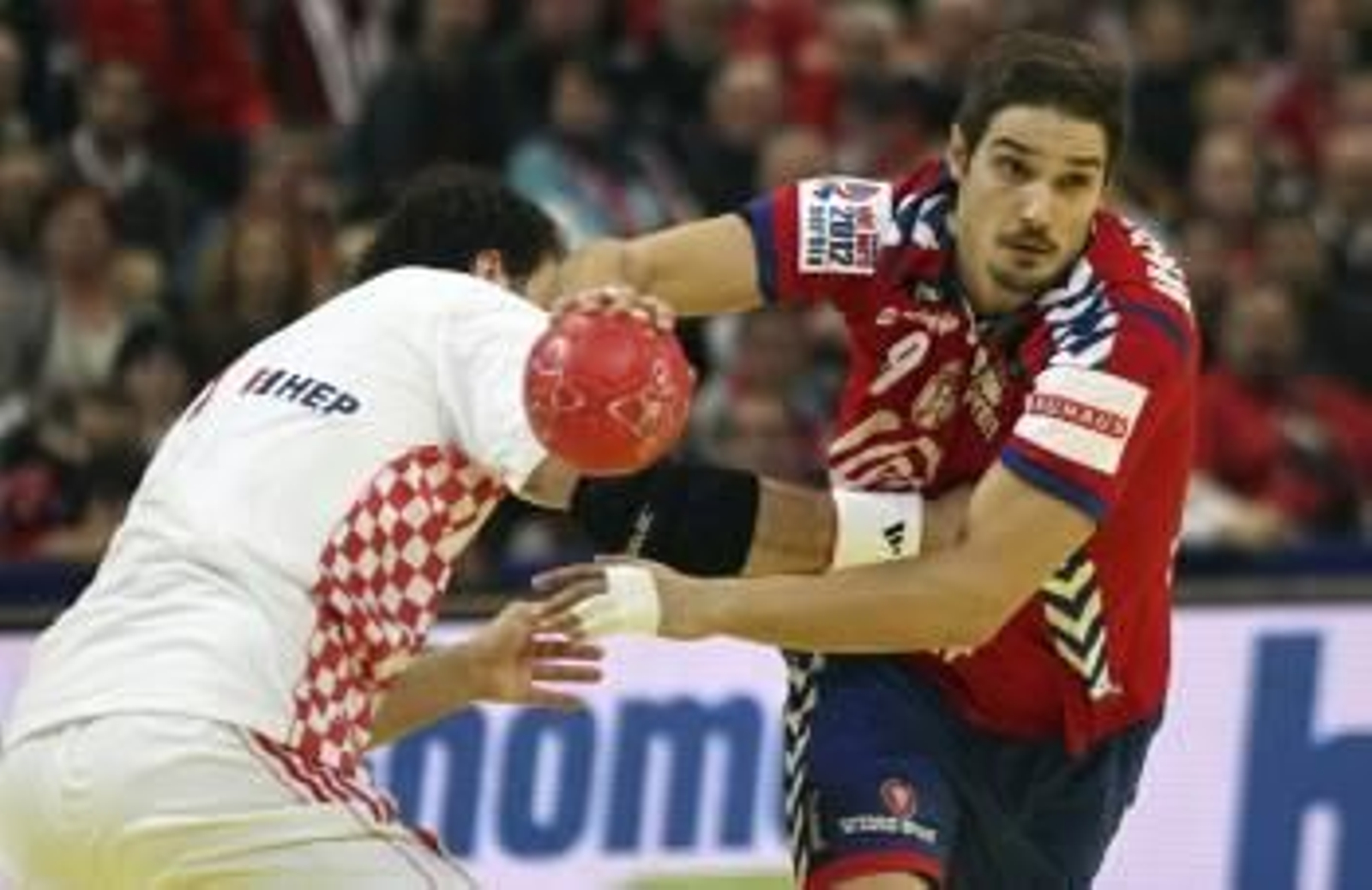 El croata Igor Vori (i) ante el serbio Nikola Manojlovic (d) durante la semifinal correspondiente al Europeo de balonmano disputado en Belgrado (Foto: EFE)