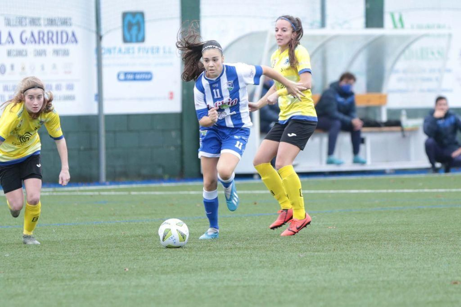 Itziar Ferreira controla un balón ante una jugadora visitante.