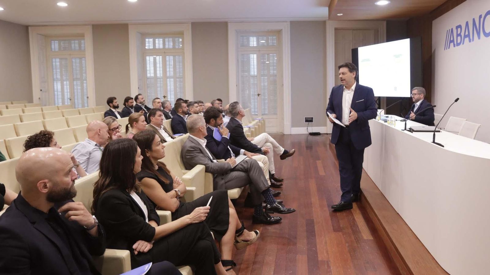 Imagen del secretario xeral da Emigración en el Encuentro del Equipo de No Residentes organizado por Abanca