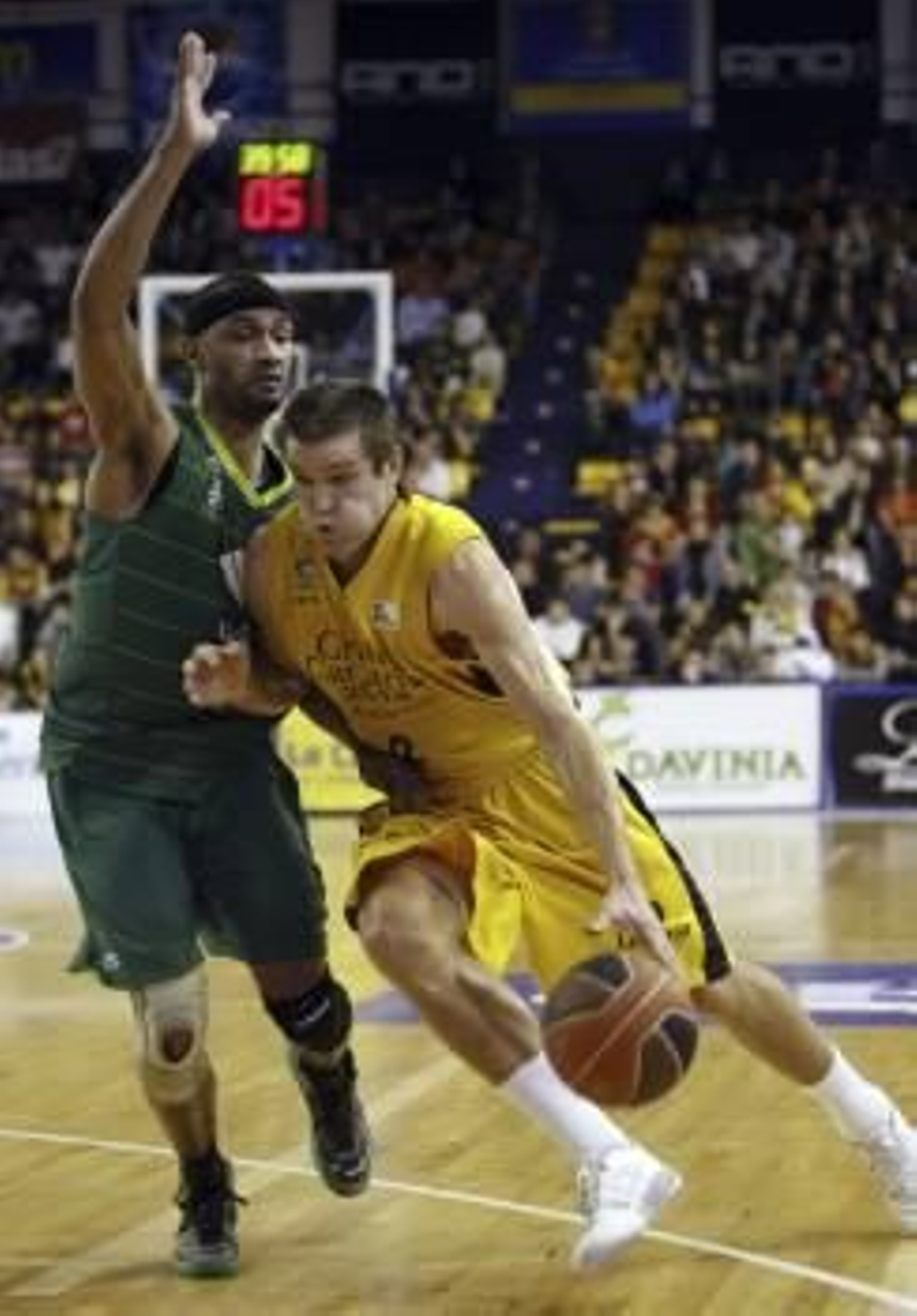 El escolta estadounidense del Gran Canaria 2014 Michael Bramos (d) intenta entrar a canasta ante su compatriota, el escolta del Unicaja Gerald Fitch (Foto: efe)