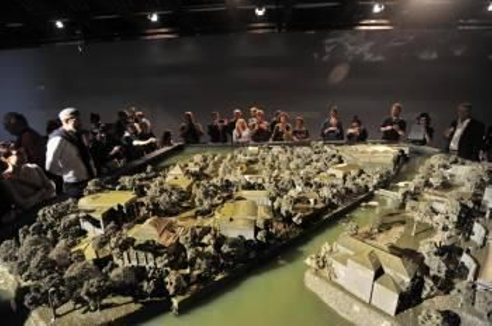 Varias personas visitan la exposición 'Venezia, Venezia' del artista Alfredo Jaar en el pabellón de Chile. (Foto: ANDREA MEROLA)