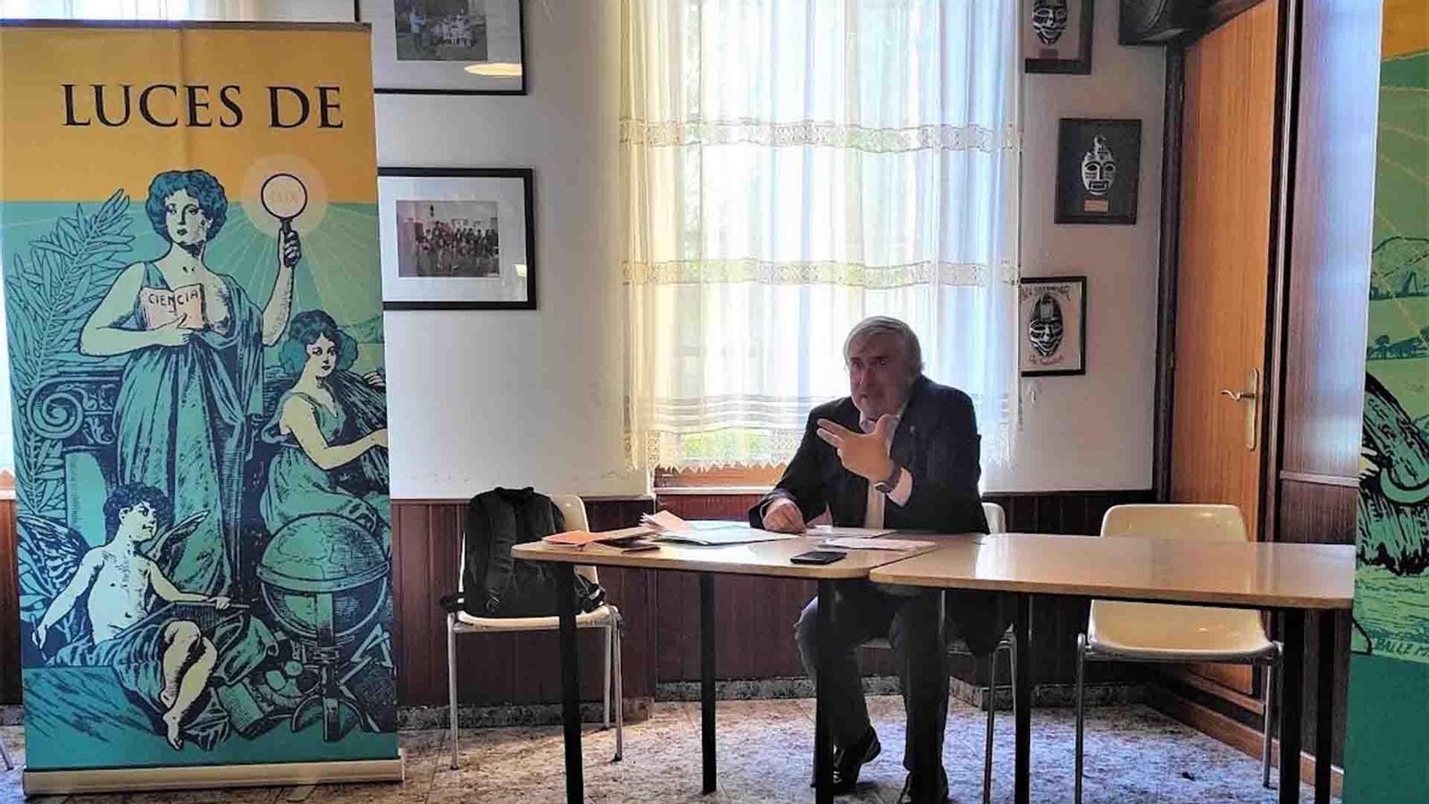 Dr. Vicente Peña Saavedra ofreciendo su conferencia «Luces sobre Limodre"