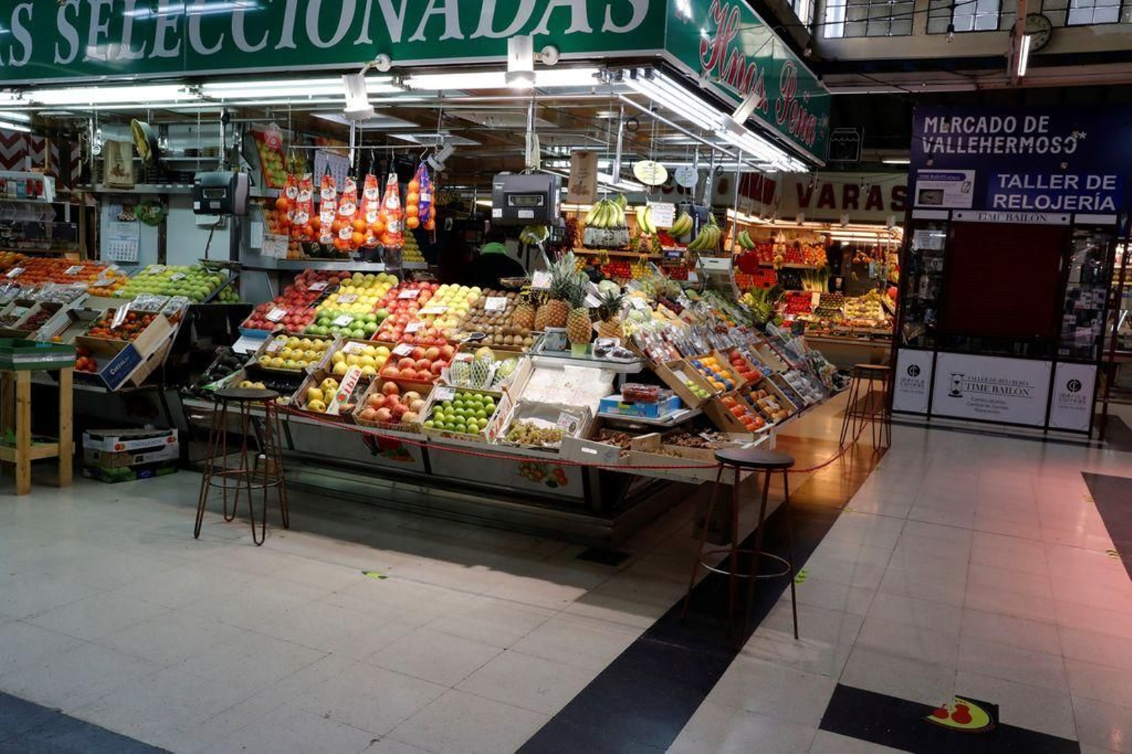 Puesto de frutas y verduras en el interior de un mercado del barrio de Chamberi de Madrid
