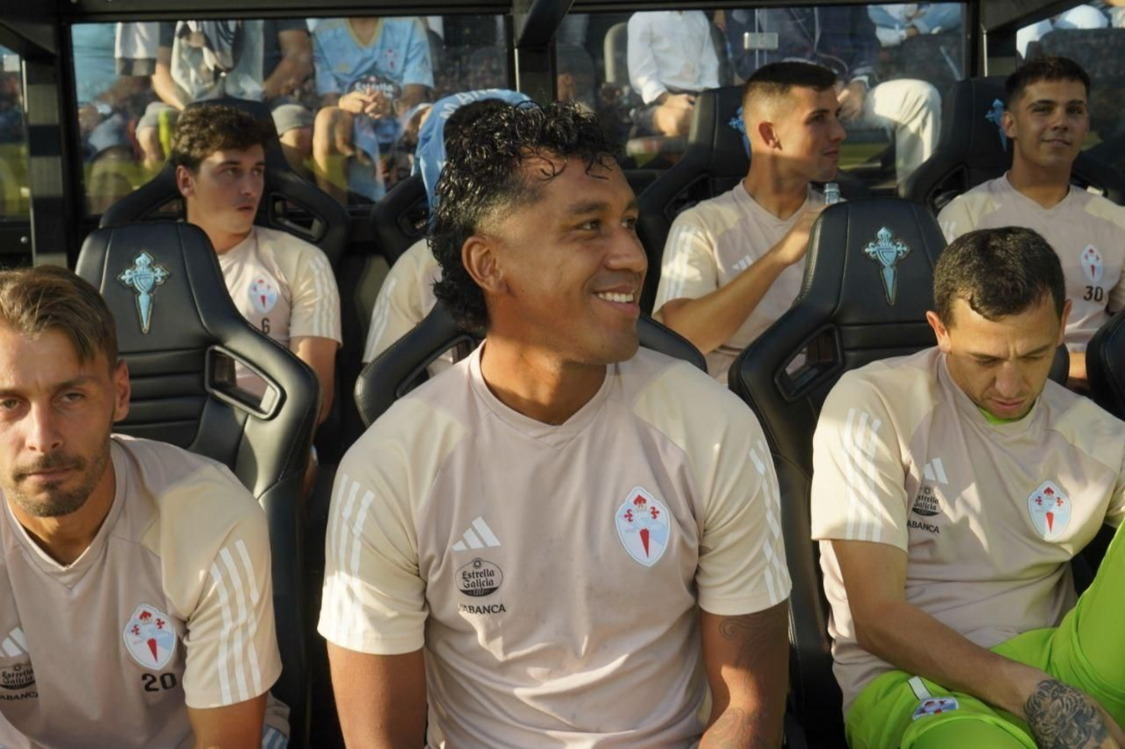 Renato Tapia sentado en el banquillo de Balaídos.