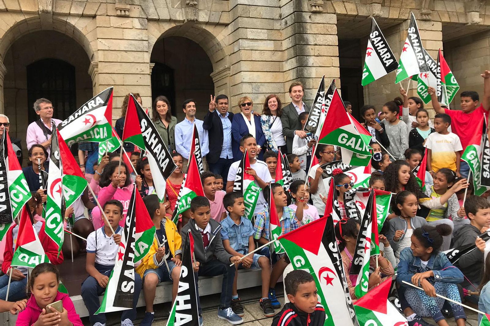 Los niños saharauis, en la plaza del Obradoiro de Santiago.