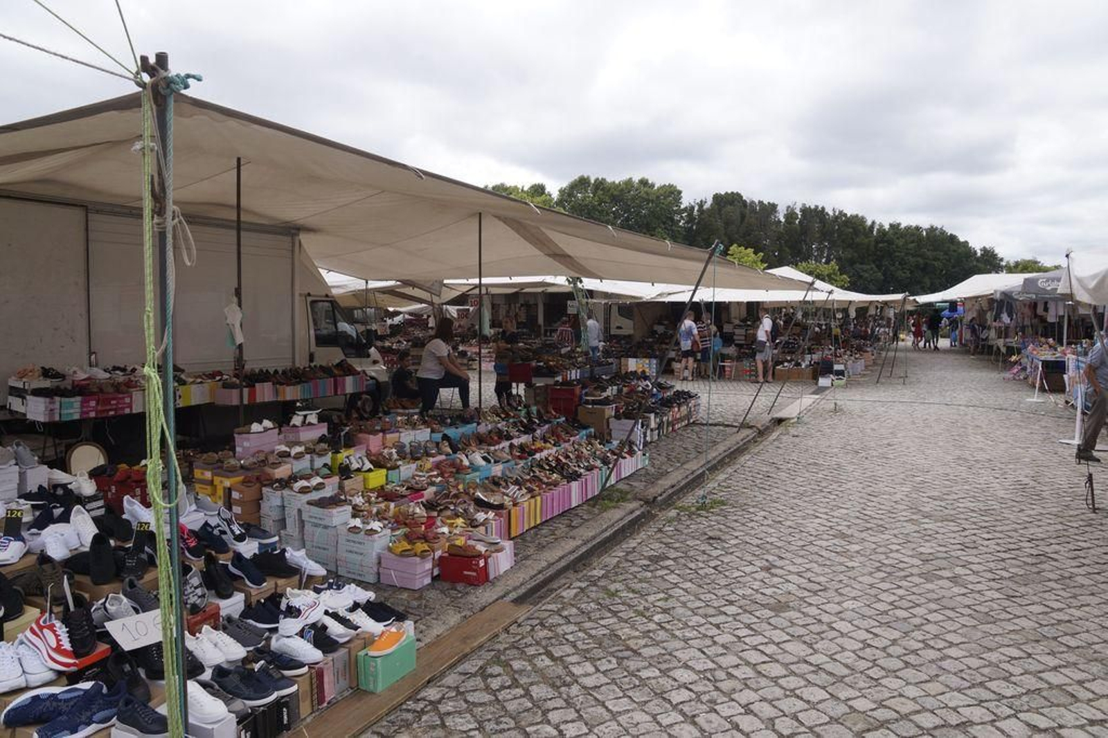 La feria de Valença perdió a la mayoría de sus clientes. En la foto, el primer día de apertura de la frontera.
