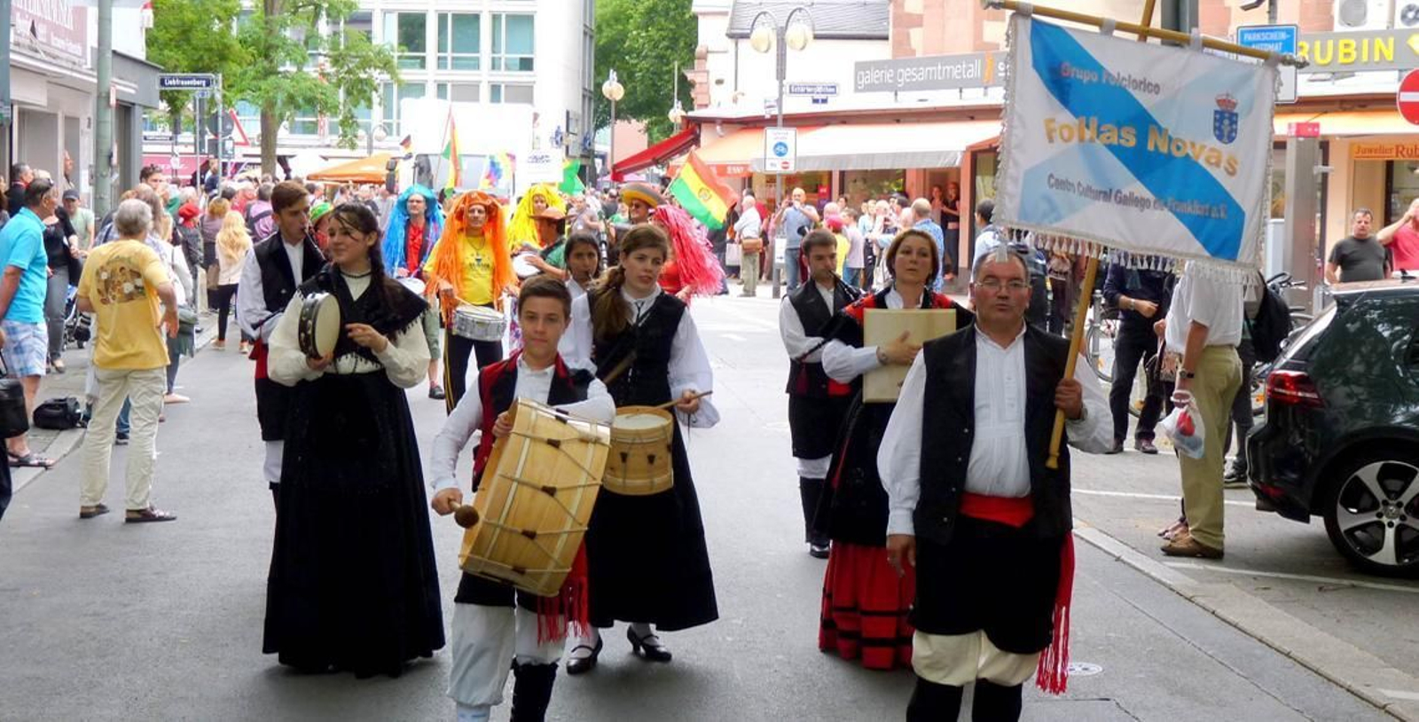 Actuación de Follas Novas, en el Desfile de las Culturas 2014, en Frankfurt.