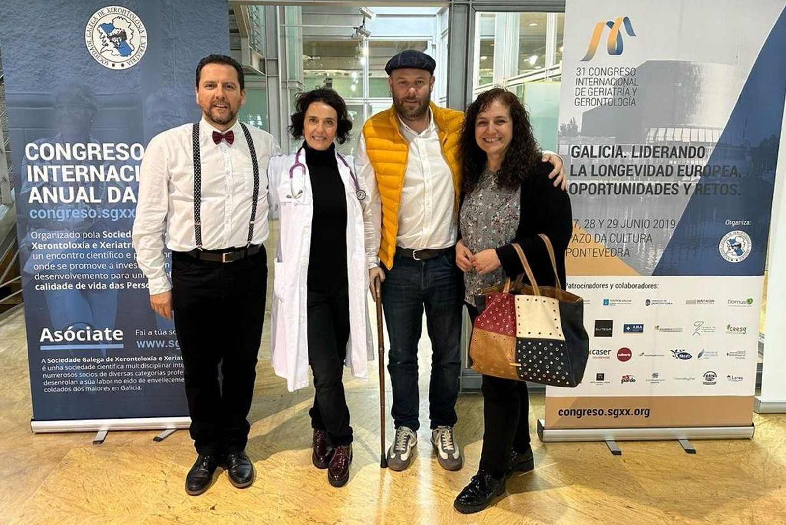 El fisioterapeuta Tirso Docampo, primero por la izquierda, con su grupo de teatro en un congreso en Vigo.