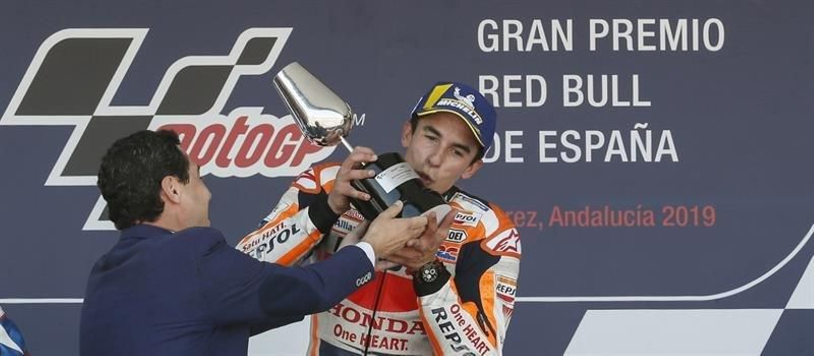 Marc Márquez, de Repsol Honda Team, recibe el trofeo de manos del presidente de la Junta de Andalucía, Juan Manuel Moreno