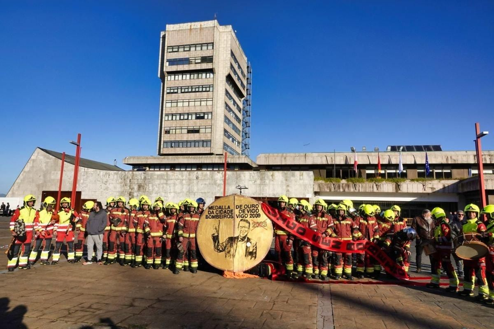 El acto simbólico de devolución de la Medalla de Oro ante el Concello.