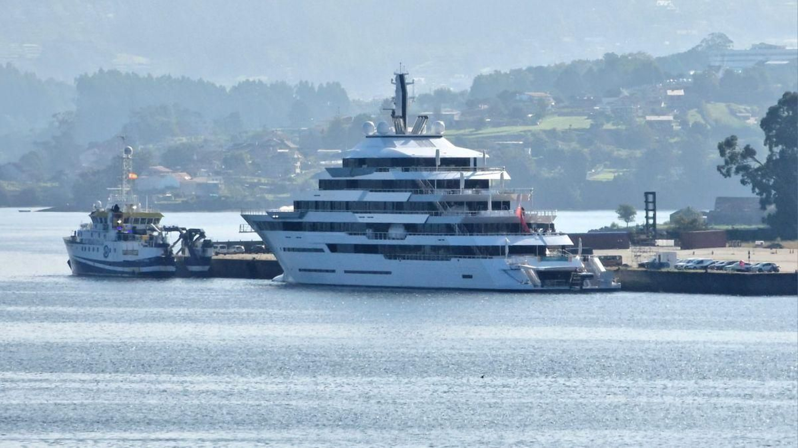 El ‘Renaissance’, atracado ayer en el muelle de granito de Rande.