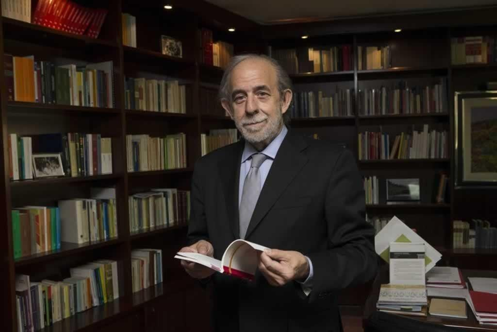 El magistrado del Tribunal Constitucional Fernando Valdés, en su despacho.