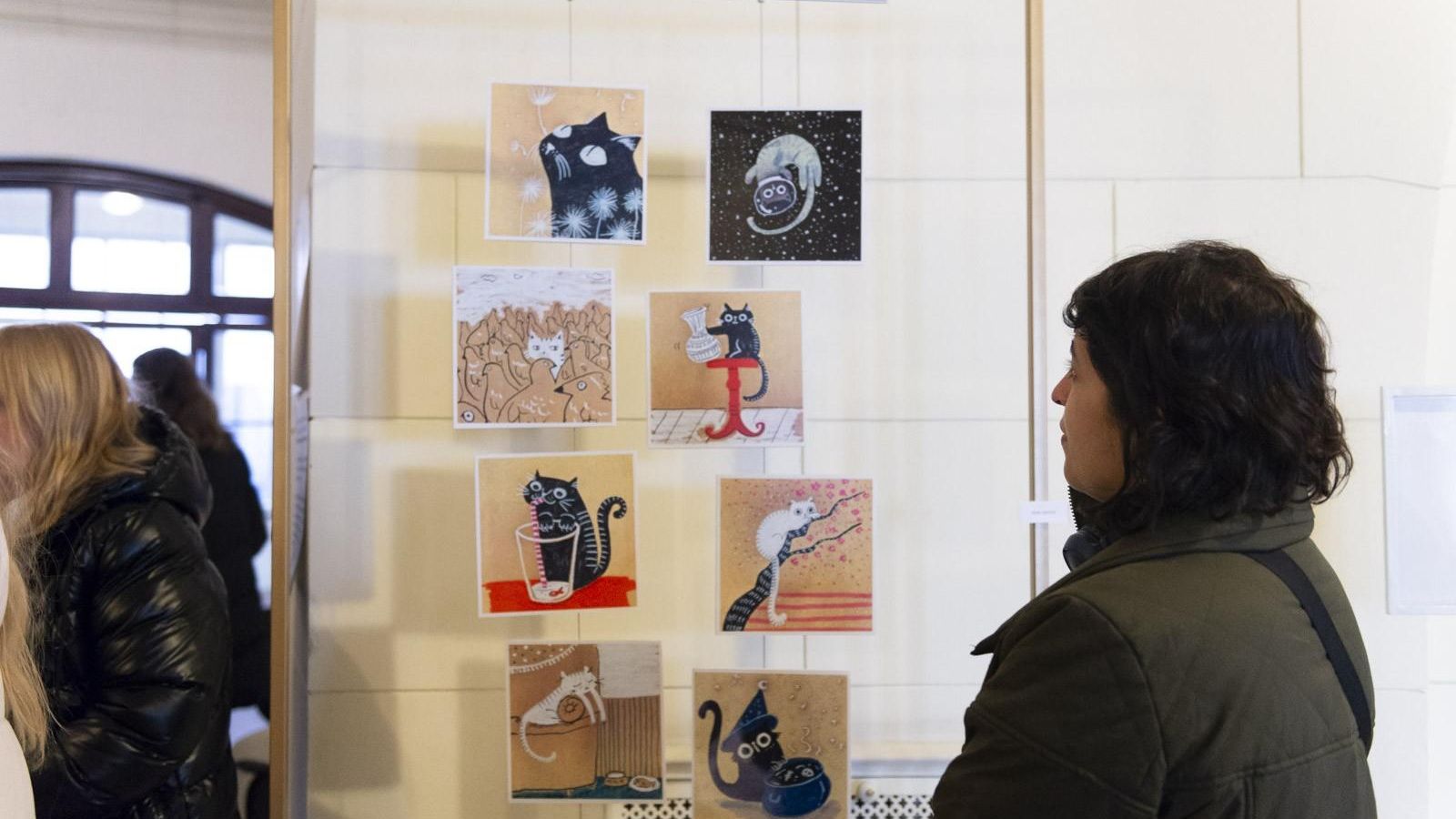 Una persona observa las serie "Gatitos"