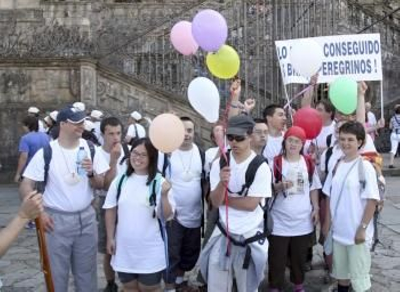 El grupo de jóvenes posa delante de la catedral.