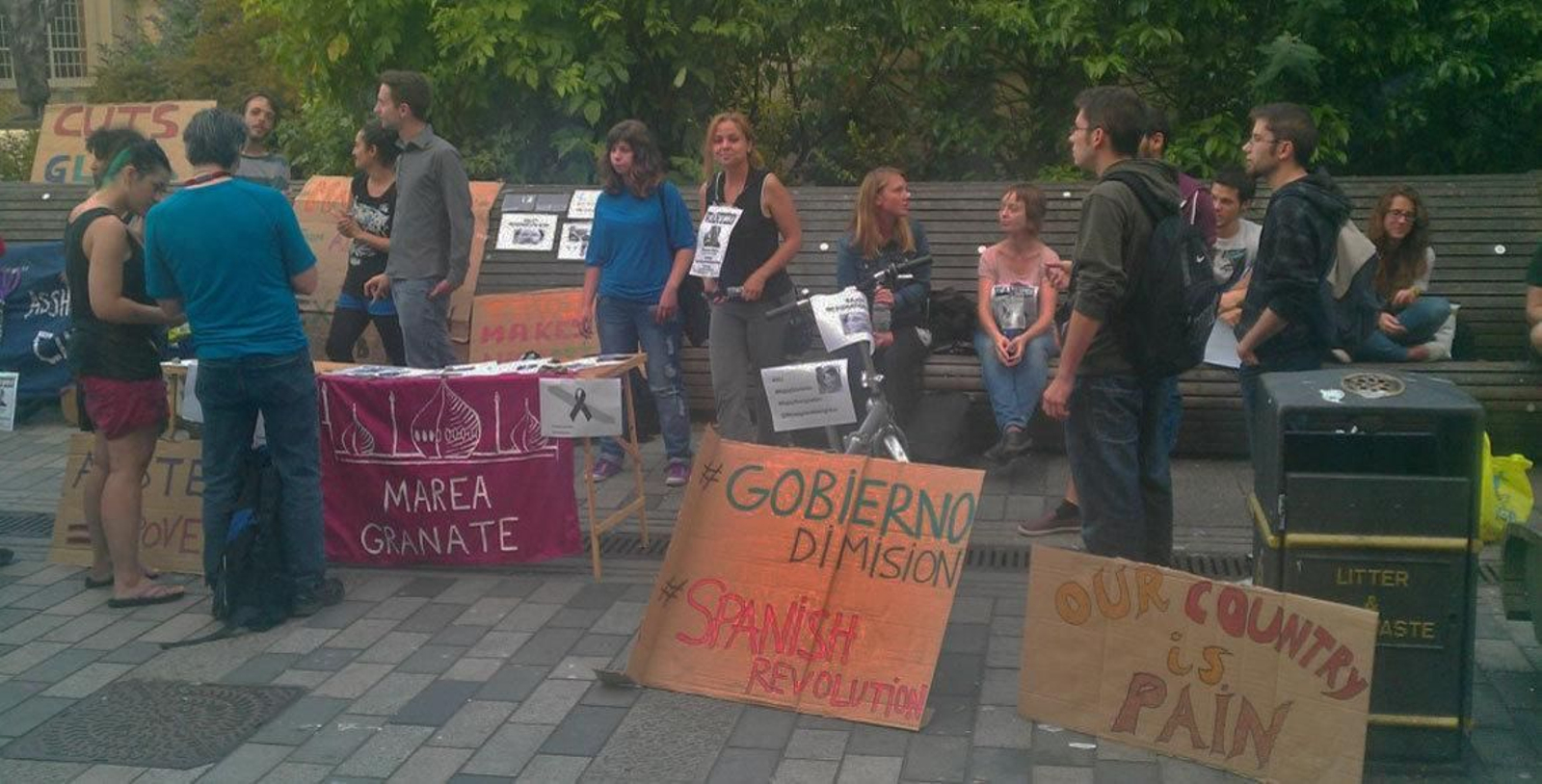 Jóvenes españoles que se han visto obligados a emigrar en una de las protestas organizadas por la Marea Granate.
