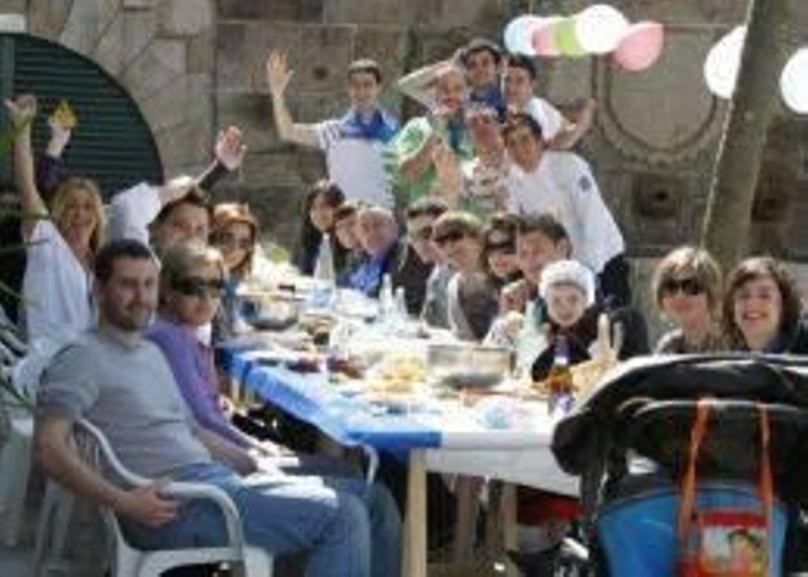 Un grupo de amigos durante la comida.