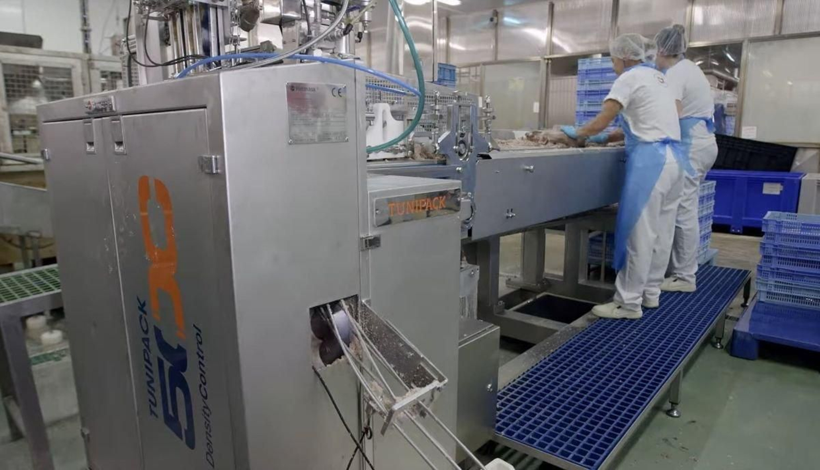 Maquina empacadora de atún que fabrica Hermasa en Vigo. Es la más veloz del mundo, 500 latas por minuto.