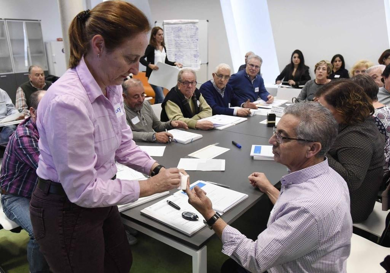Victoria Hierro durante una demostración práctica ayer con el alumno, Juan José Otero.