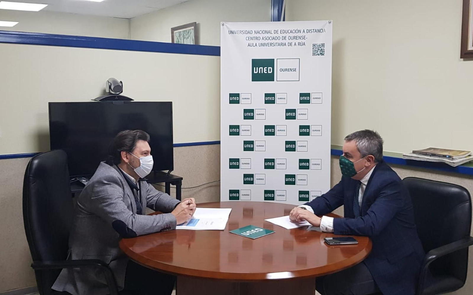 El secretario xeral da Emigración y el director del Centro Asociado de la UNED en Ourense, durante la reunión