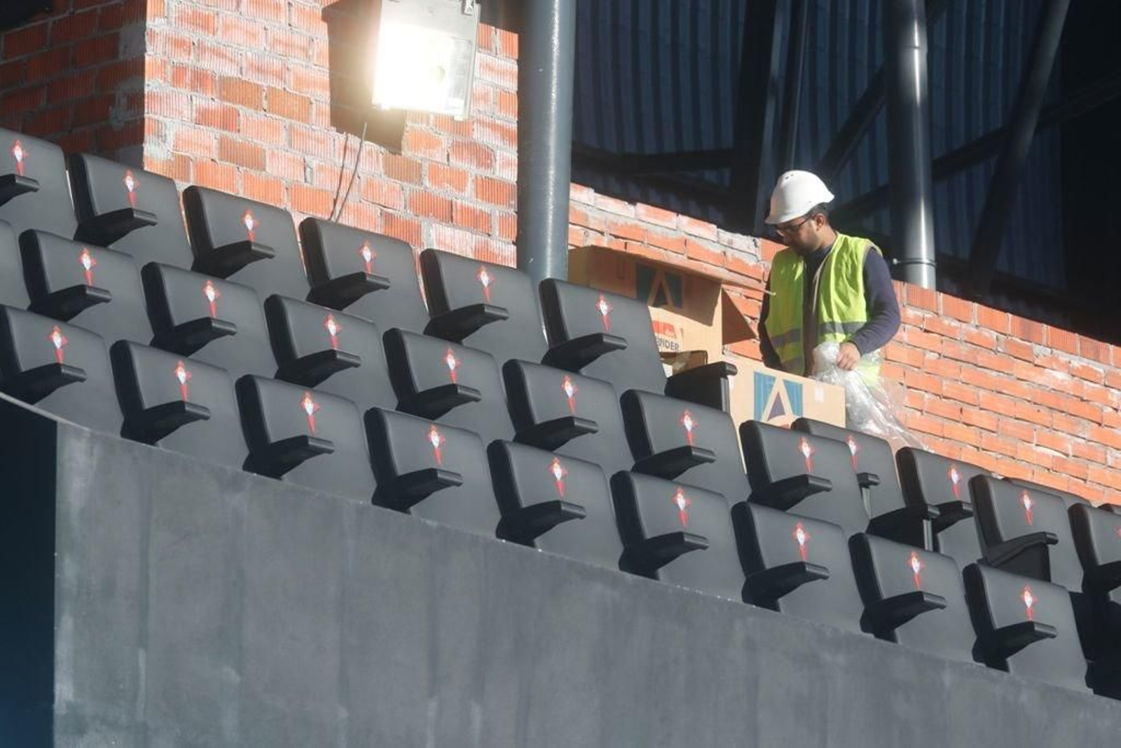 Un operario, en Balaídos.